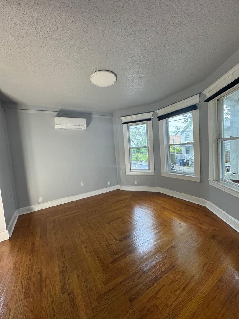 New Haven Apartment: 15 Downes
