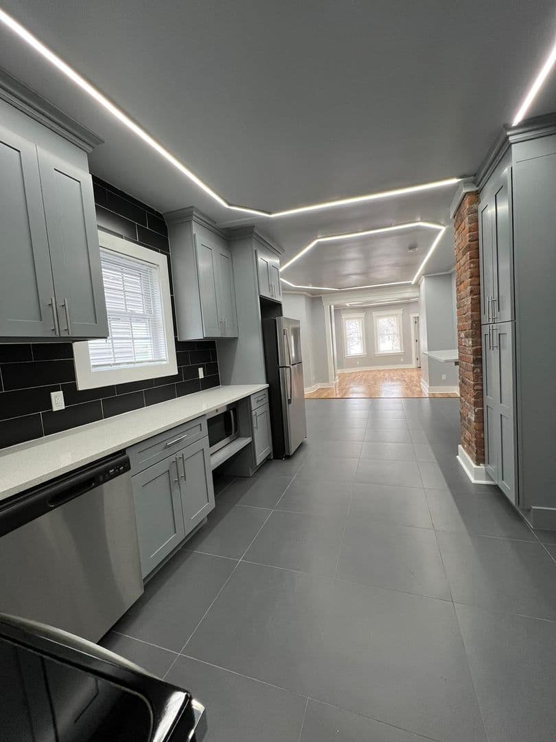New Haven Apartment: 423 Shelton Ave