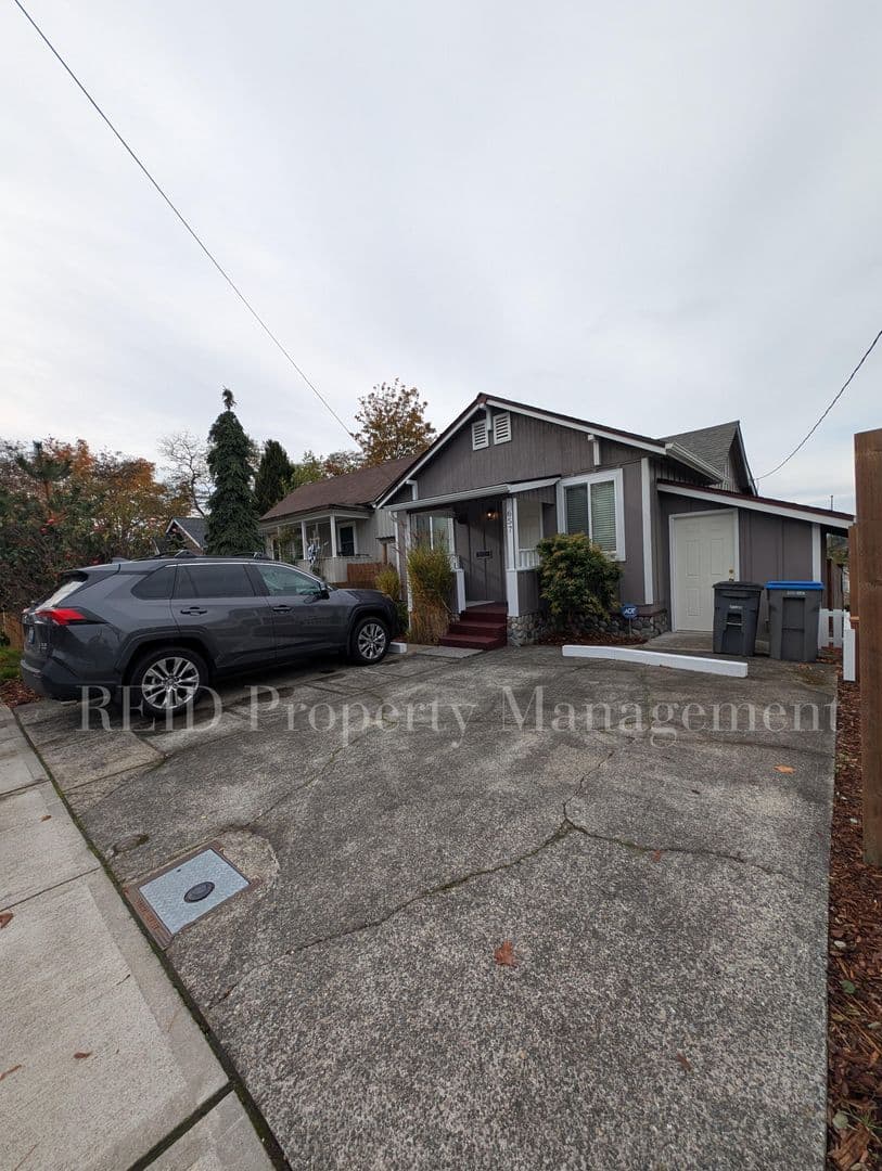 Bremerton House: 657 Pleasant Ave