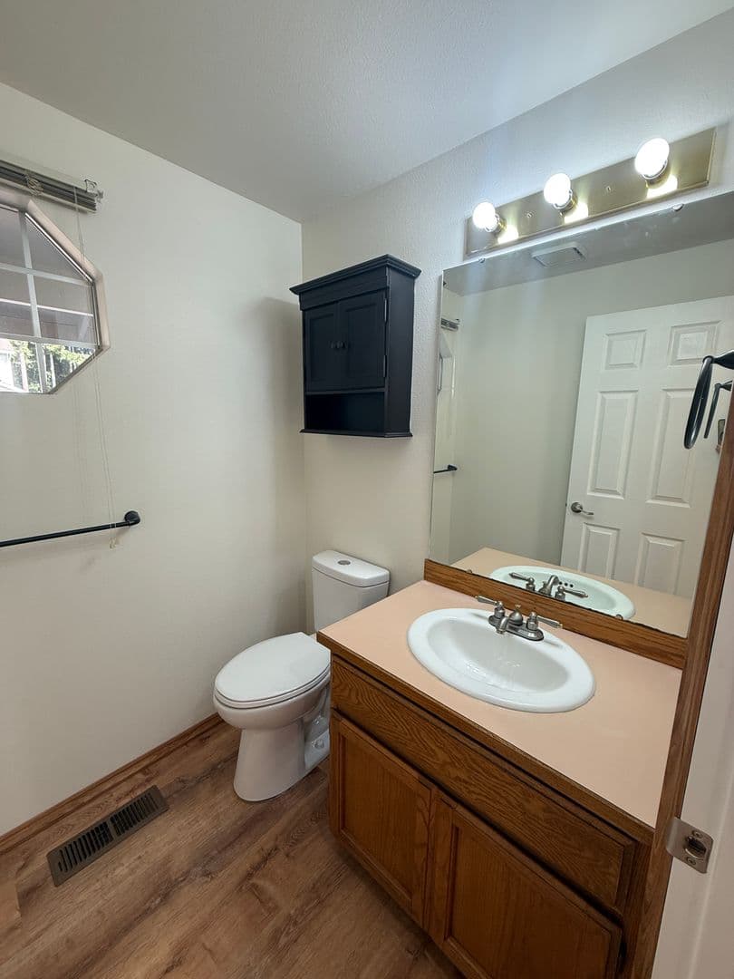Silverdale House: 10242 Ashley Circle NW