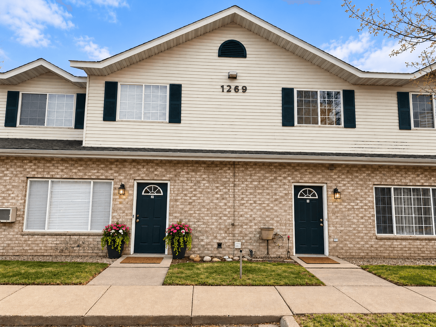 Shakopee House: 1269 Taylor St #2