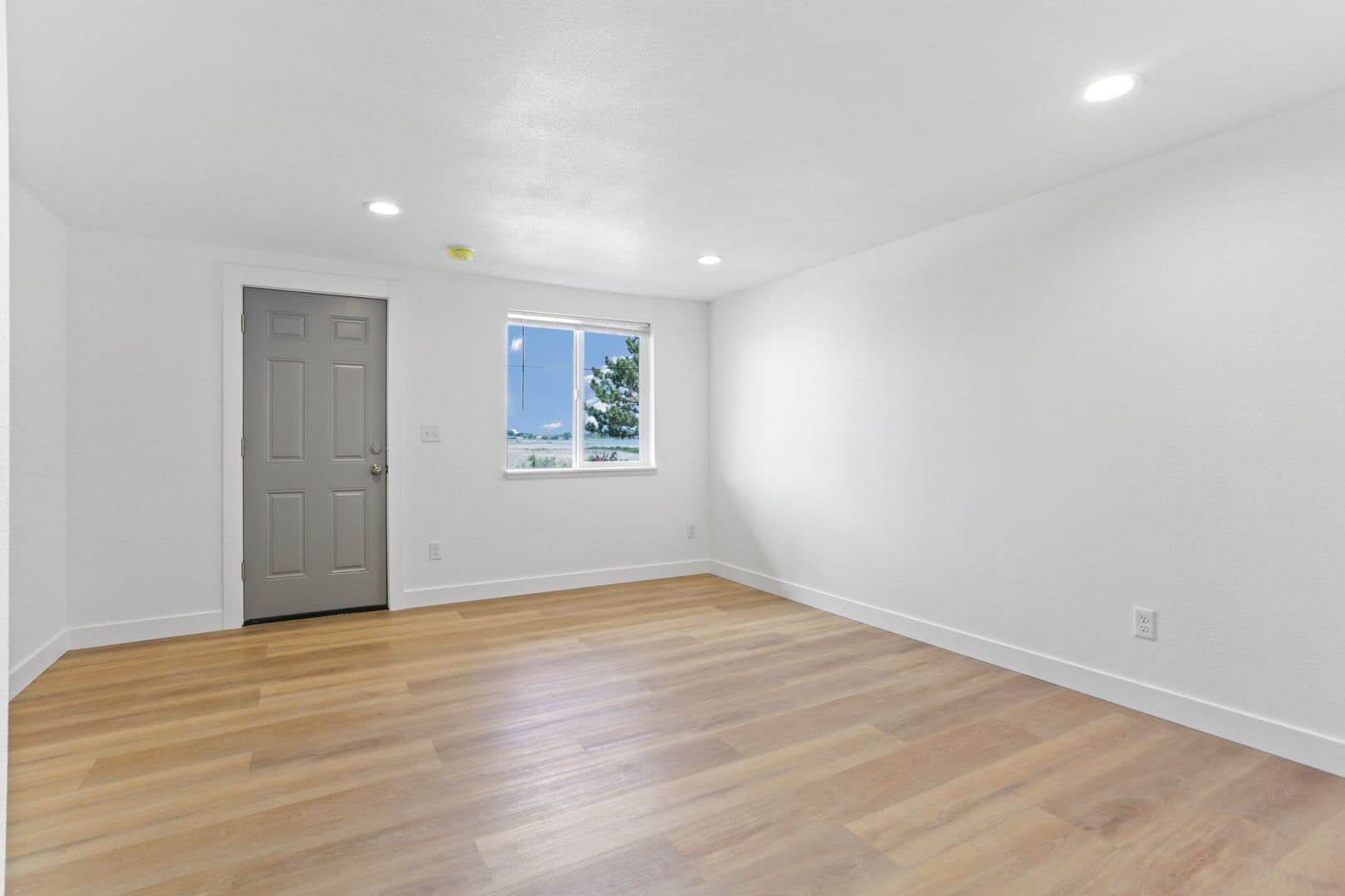 Moses Lake Apartment: 1421 W. Marina Dr.