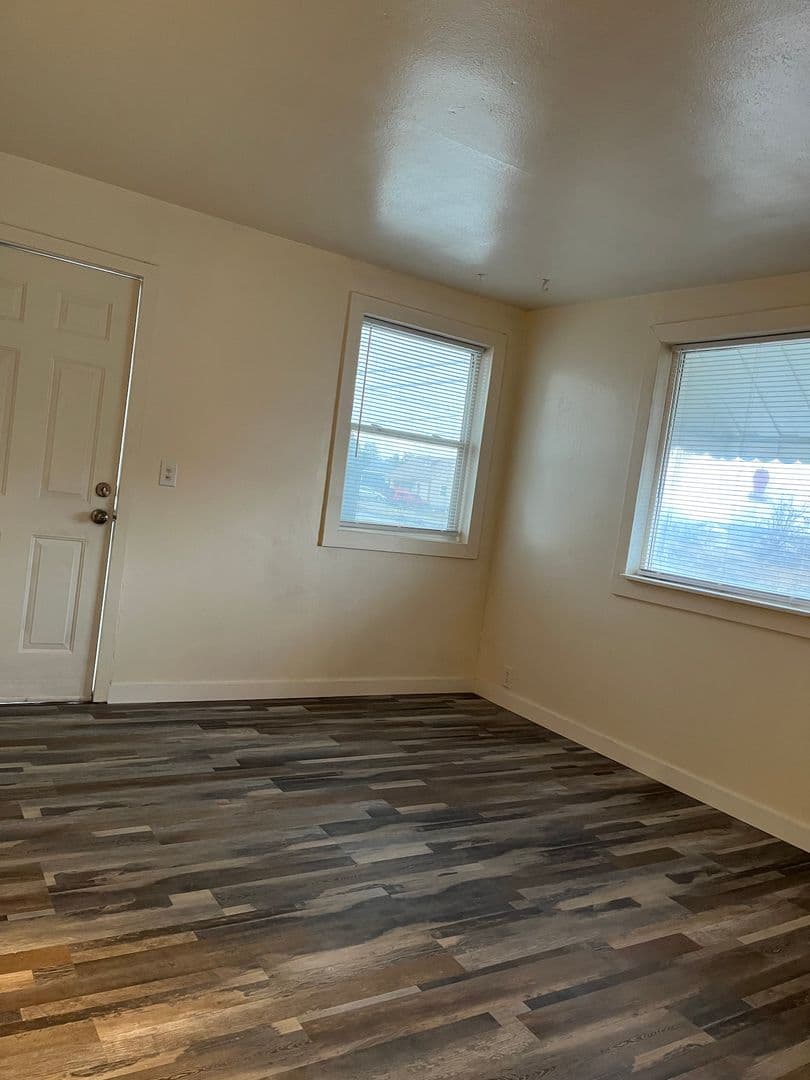 Moses Lake Apartment: 1029 S Division St  - 6