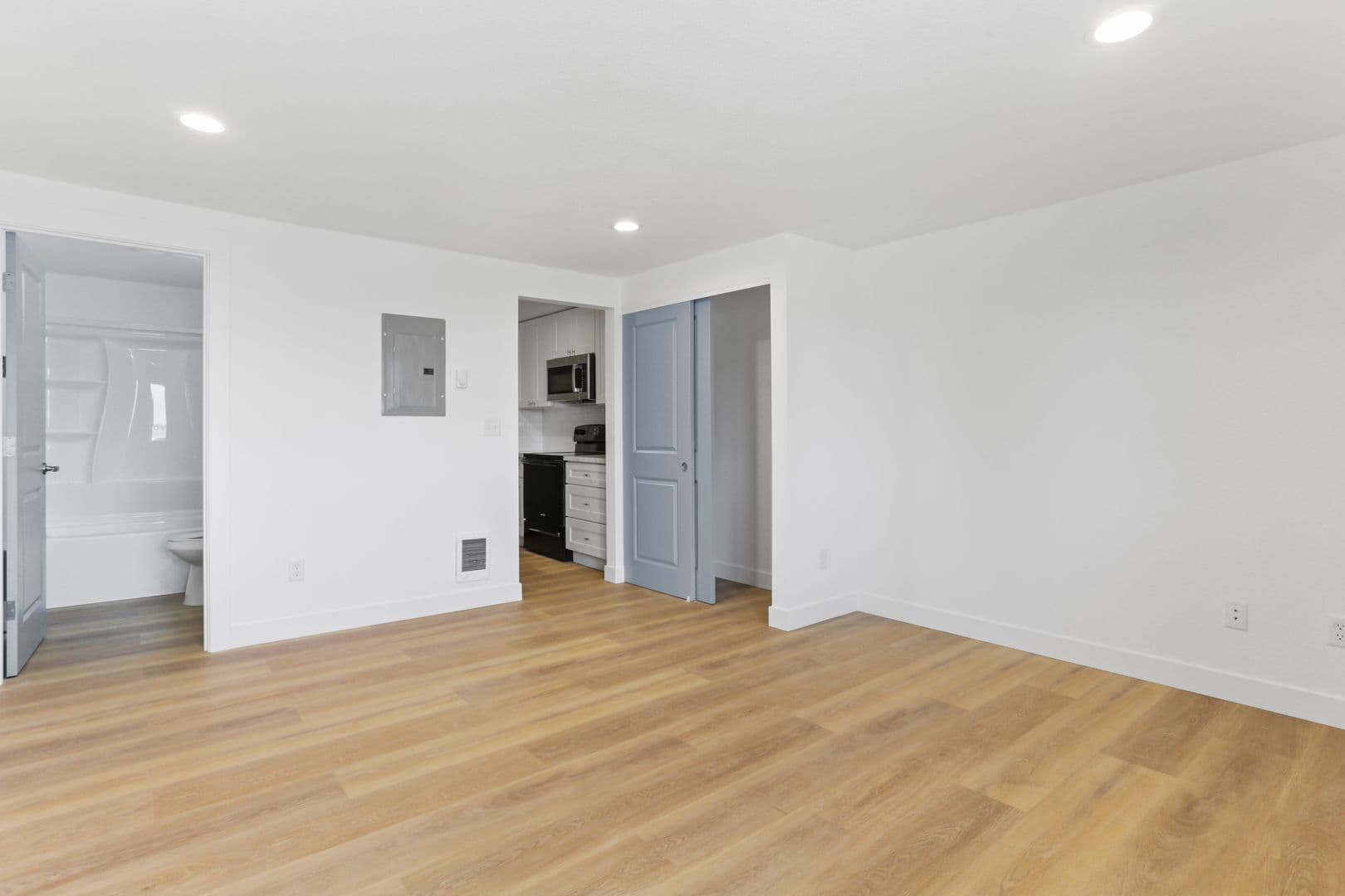 Moses Lake Apartment: 1421 W. Marina Dr.