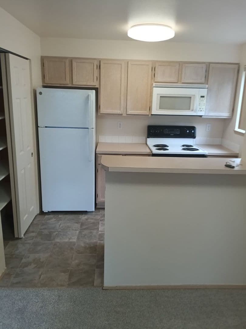 Lakewood Apartment: Westwind Apartments 5905-5911 93rd St. SW