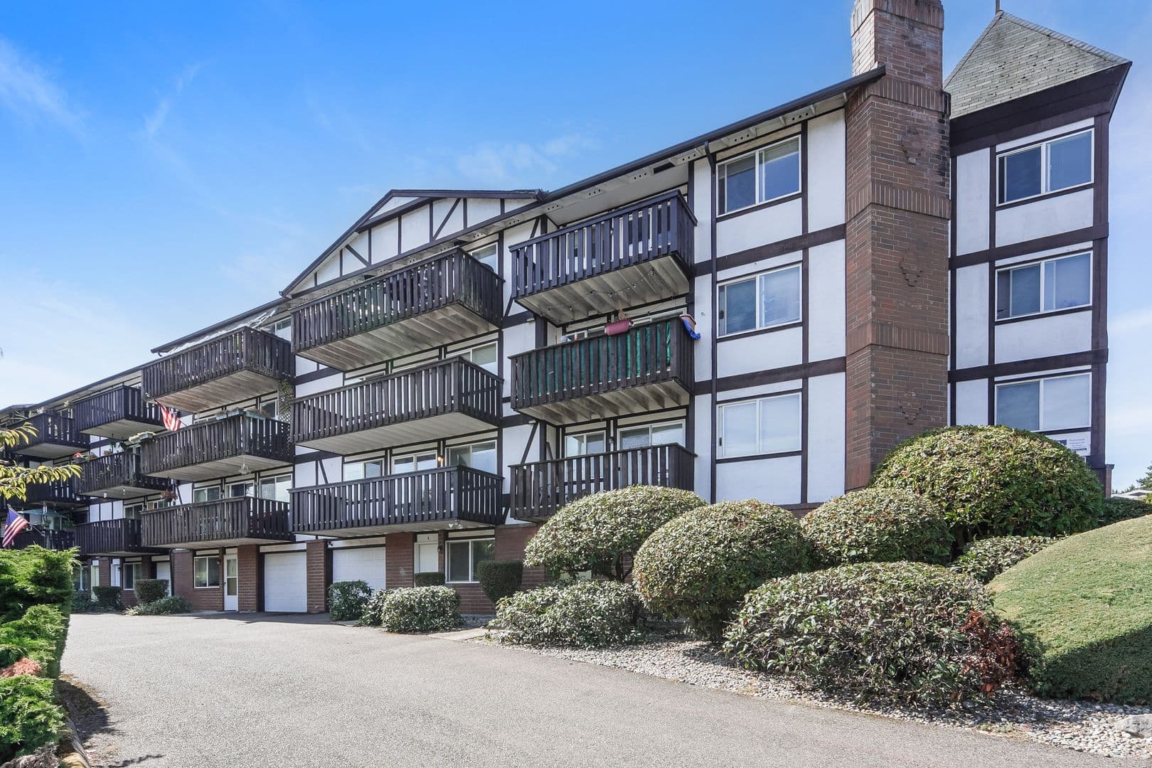 University Place Apartment: 2602-2618 Cascade Pl W