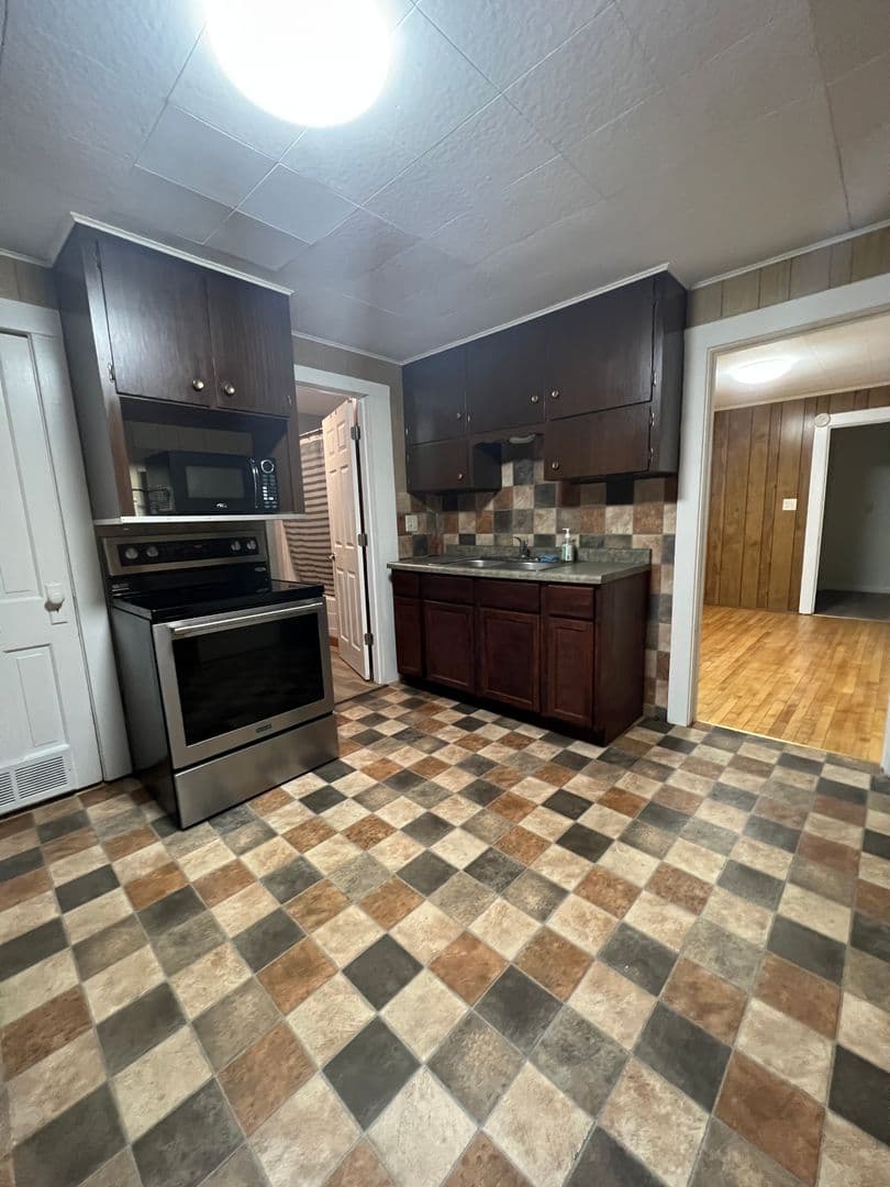 La Crosse House: 413 8th St S