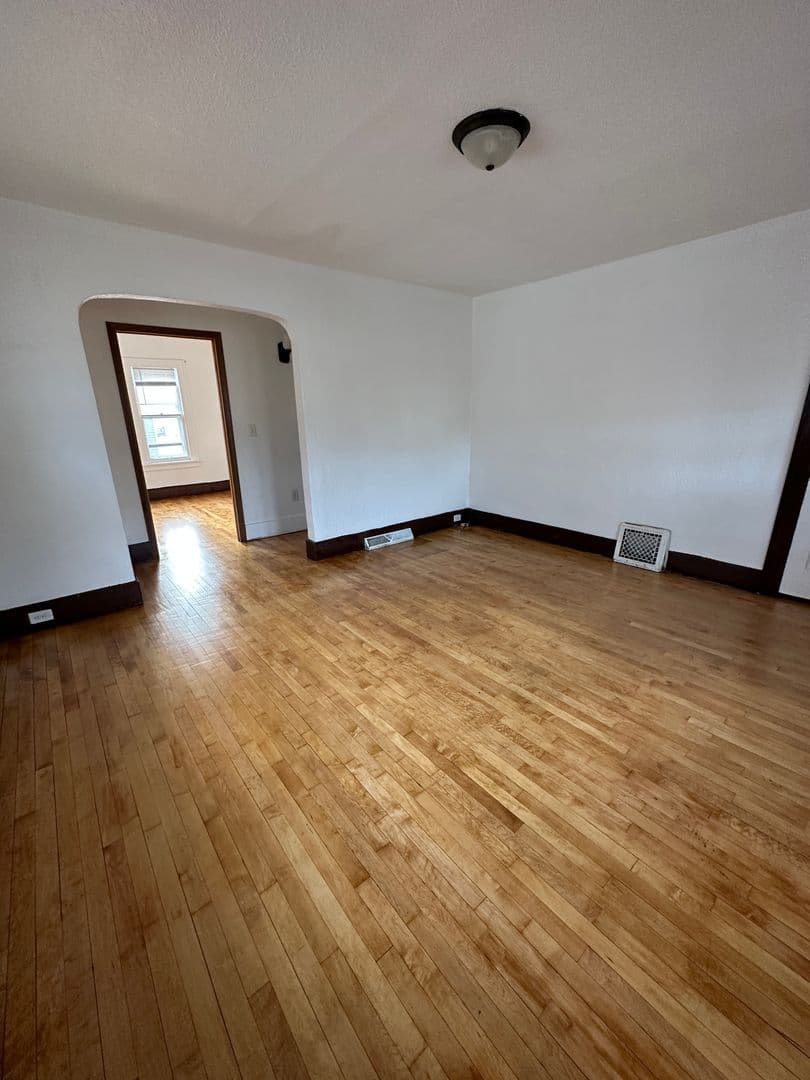 La Crosse House: 725 24th St N