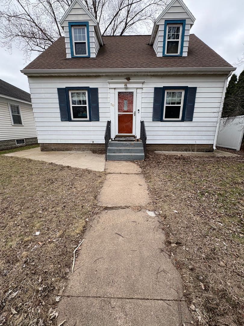La Crosse House: 789 23rd St N