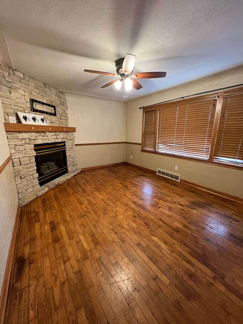 La Crosse House: 3022 Losey Blvd S