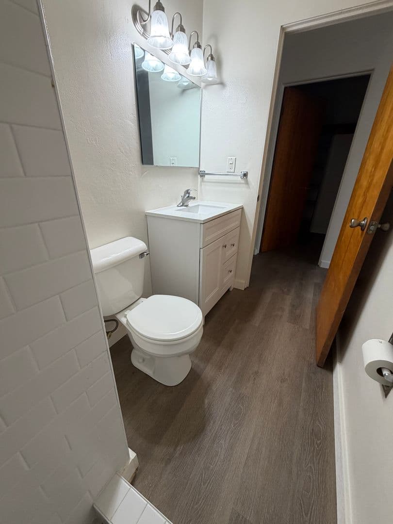 La Crosse Apartment: 1114 5th Ave S