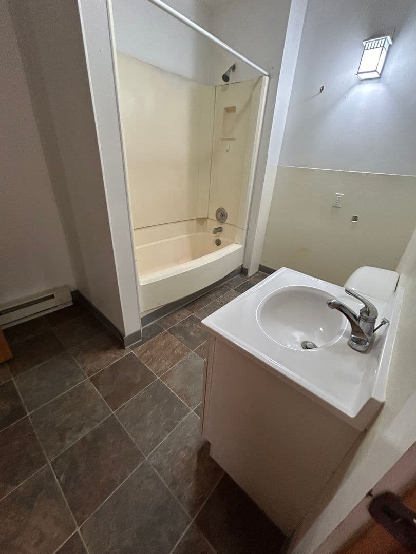 La Crosse Apartment: 826 Cass St