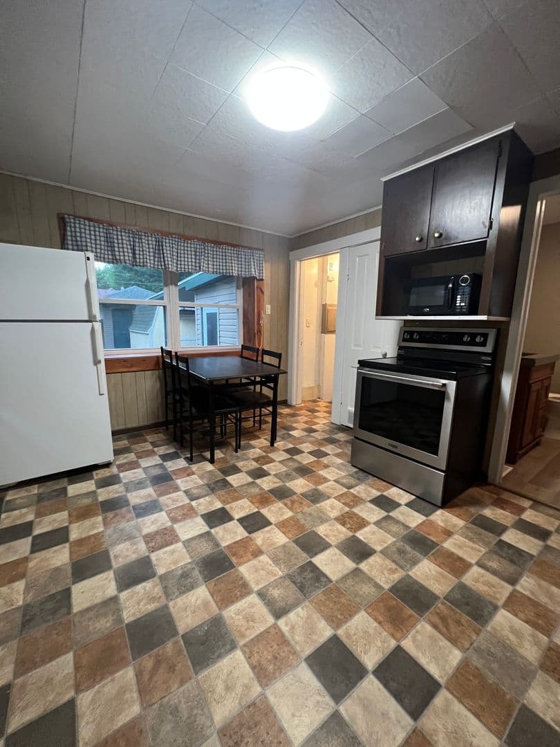 La Crosse House: 413 8th St S
