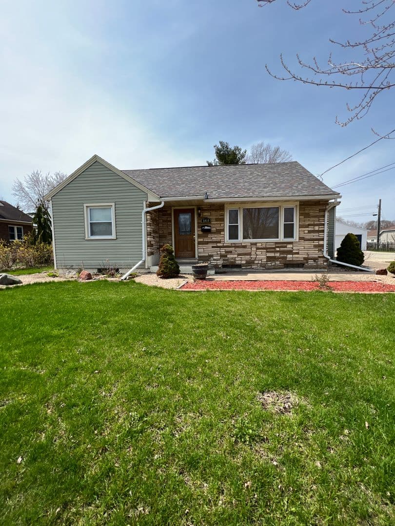 La Crosse House: 3022 Losey Blvd S