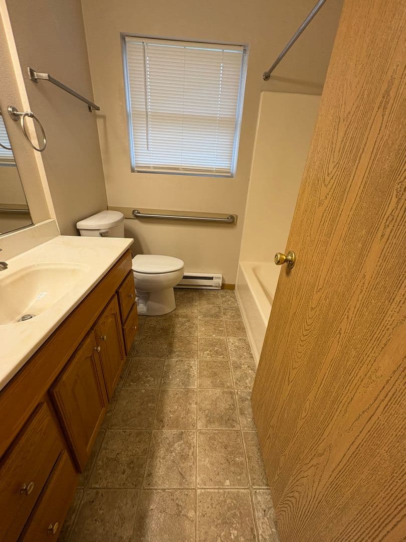 Holmen Apartment: 801 Evergreen Dr - Unit 2 - Upper