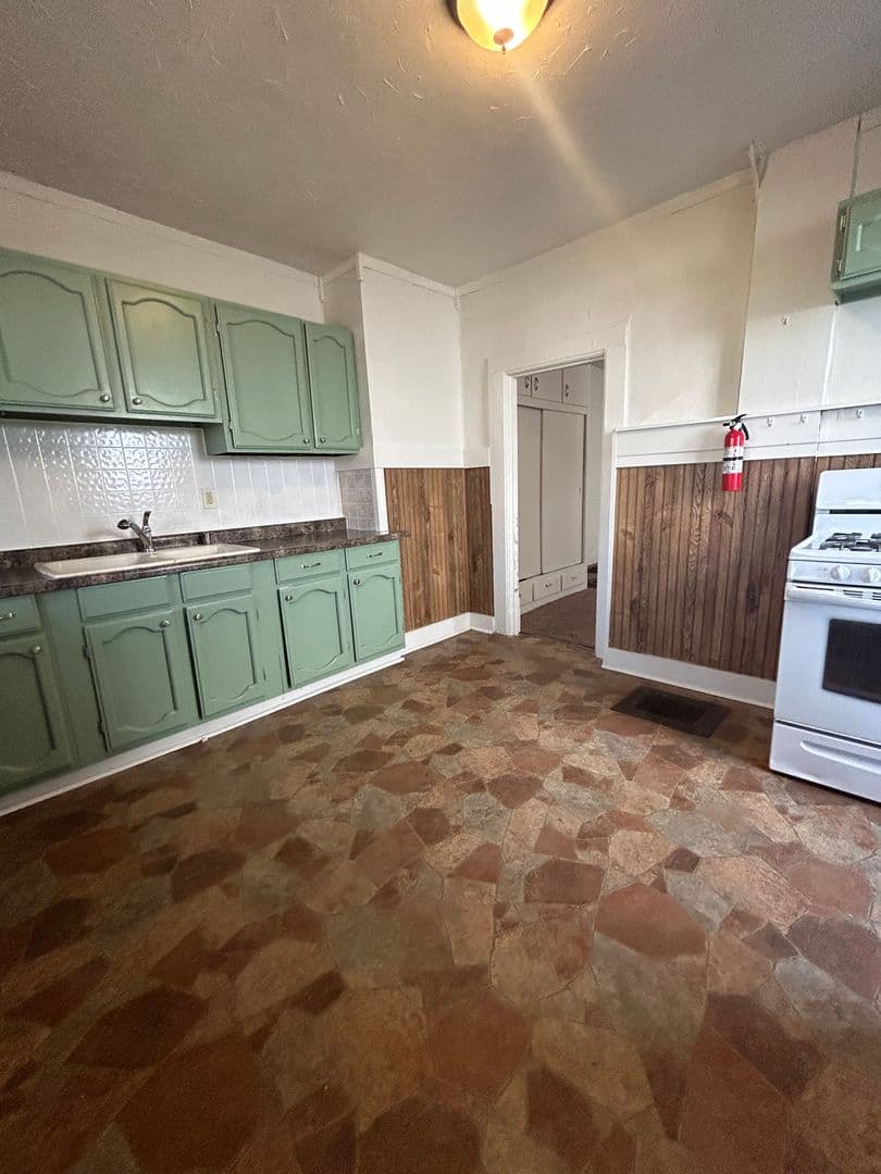 La Crosse Apartment: 137 9th St S
