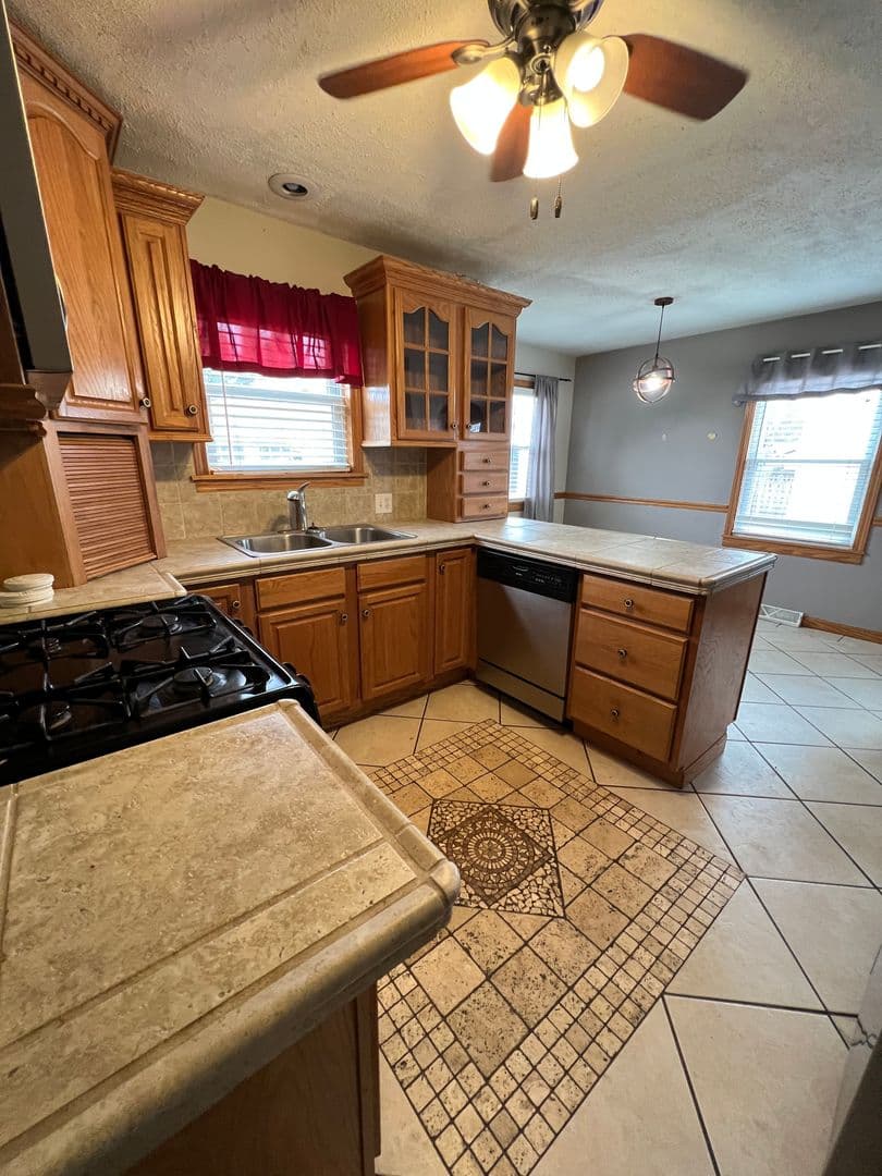 La Crosse House: 3022 Losey Blvd S