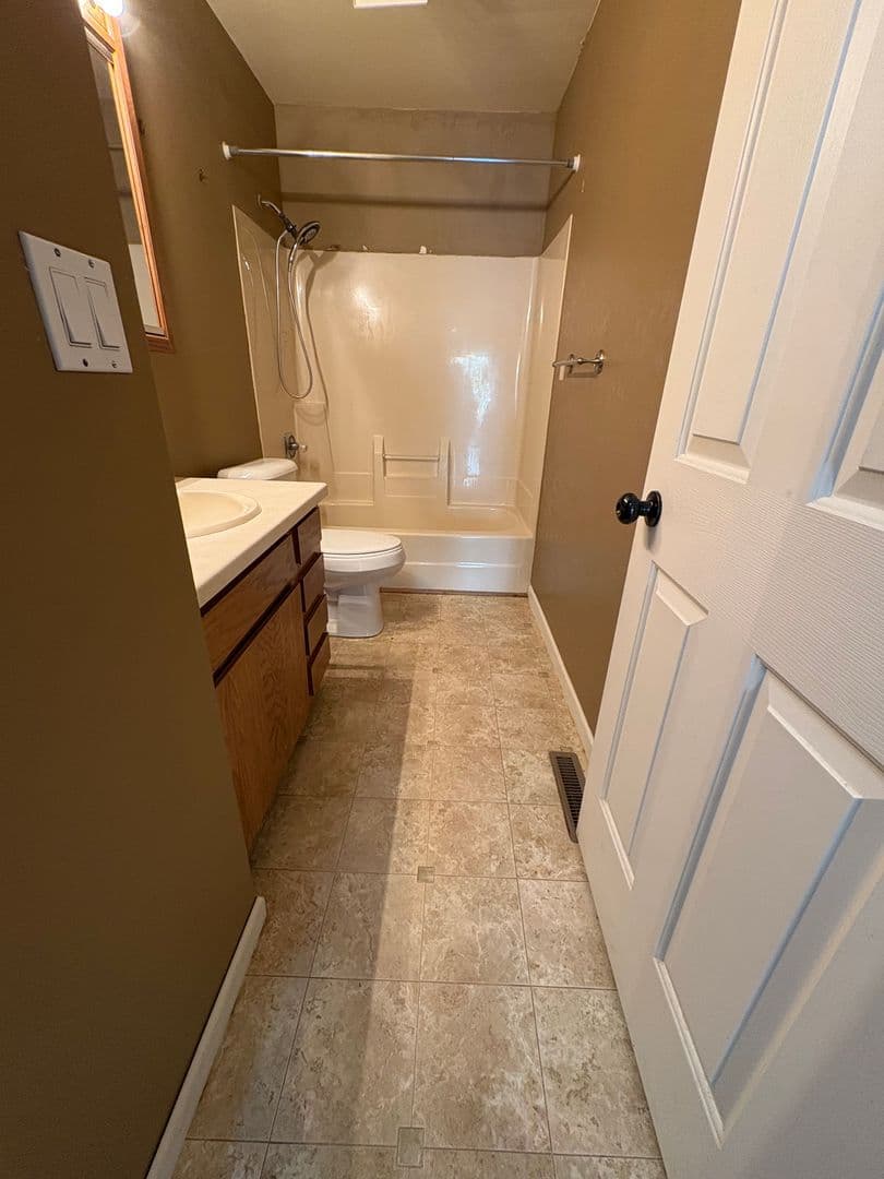 Tomah Apartment: 1156-1158 Grandview Ave