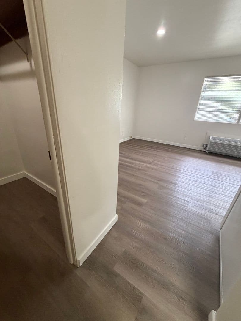 La Crosse Apartment: 1114 5th Ave S