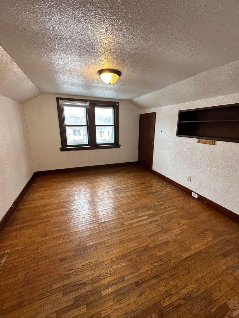 La Crosse House: 725 24th St N