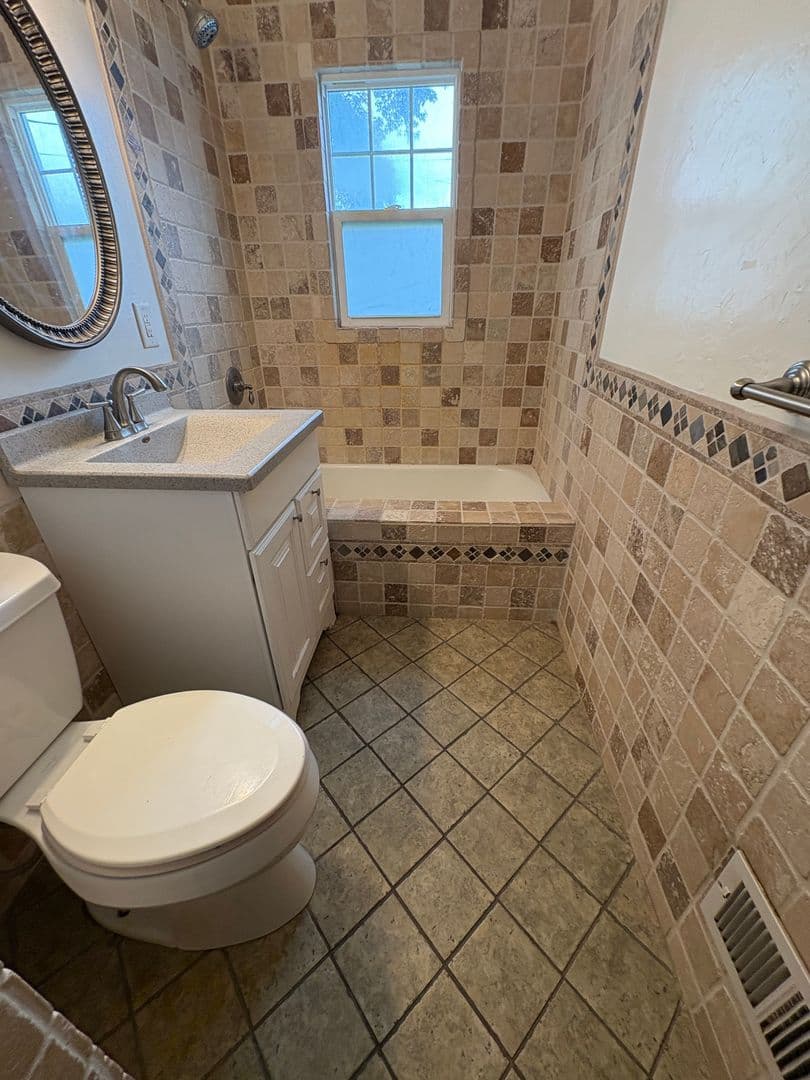 La Crosse House: 789 23rd St N