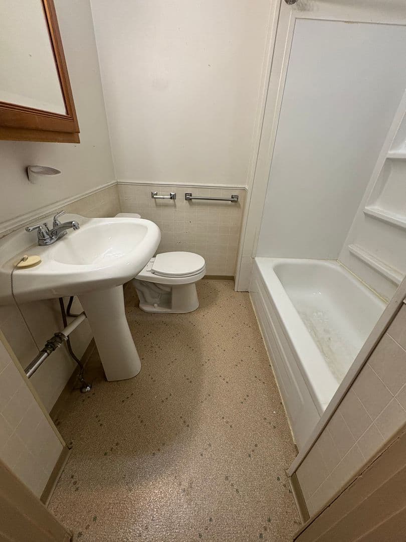 La Crosse Apartment: 824 Cass St