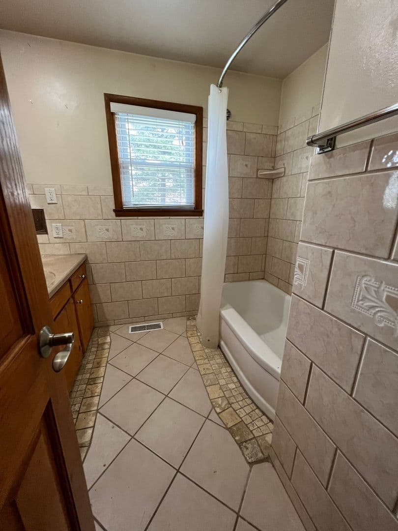 La Crosse House: 3022 Losey Blvd S