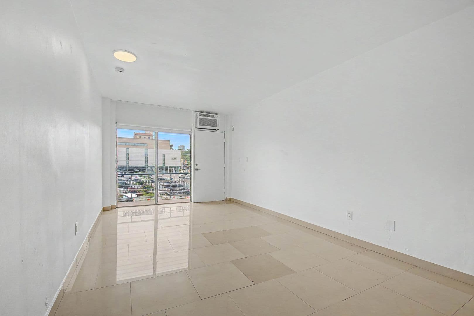 Miami Beach Apartment: 1685 Jefferson Ave
