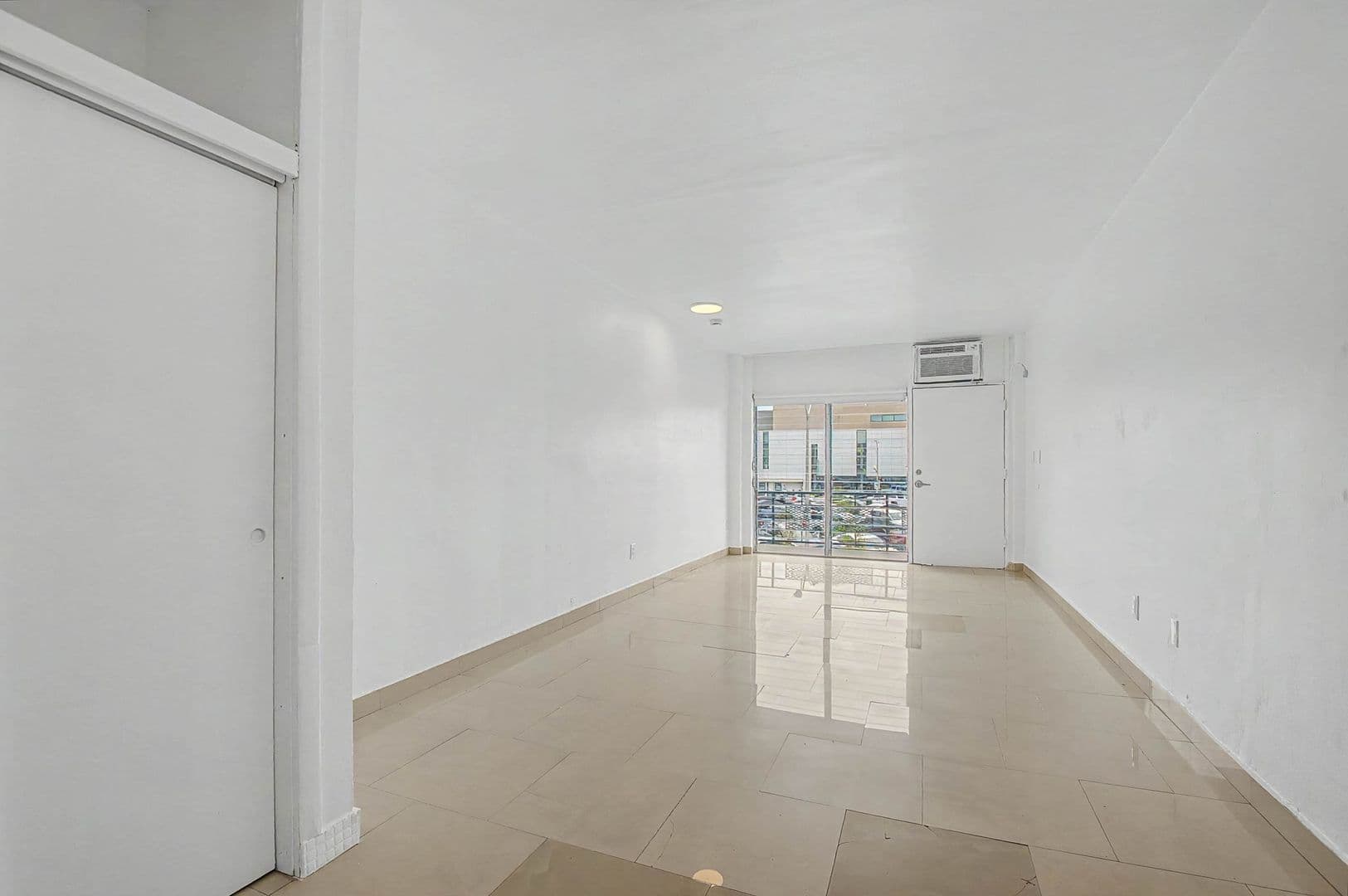 Miami Beach Apartment: 1685 Jefferson Ave