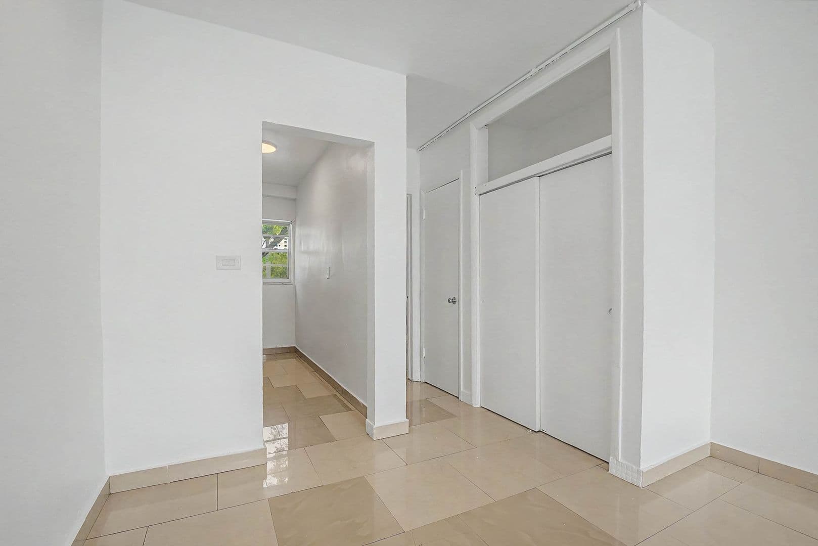 Miami Beach Apartment: 1685 Jefferson Ave