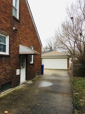 Warren House: 21099 Blackmar