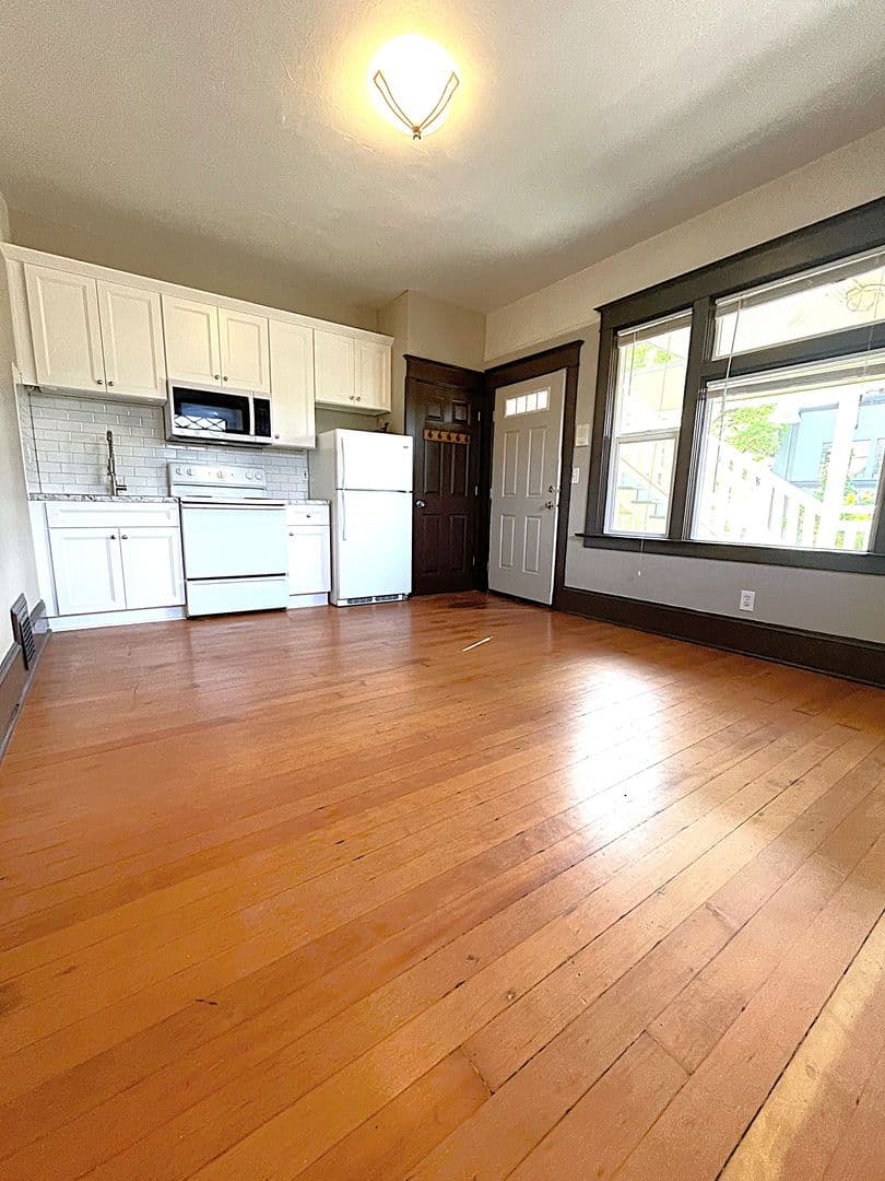 Portland Apartment: 4922-4930 N. Albina Ave.