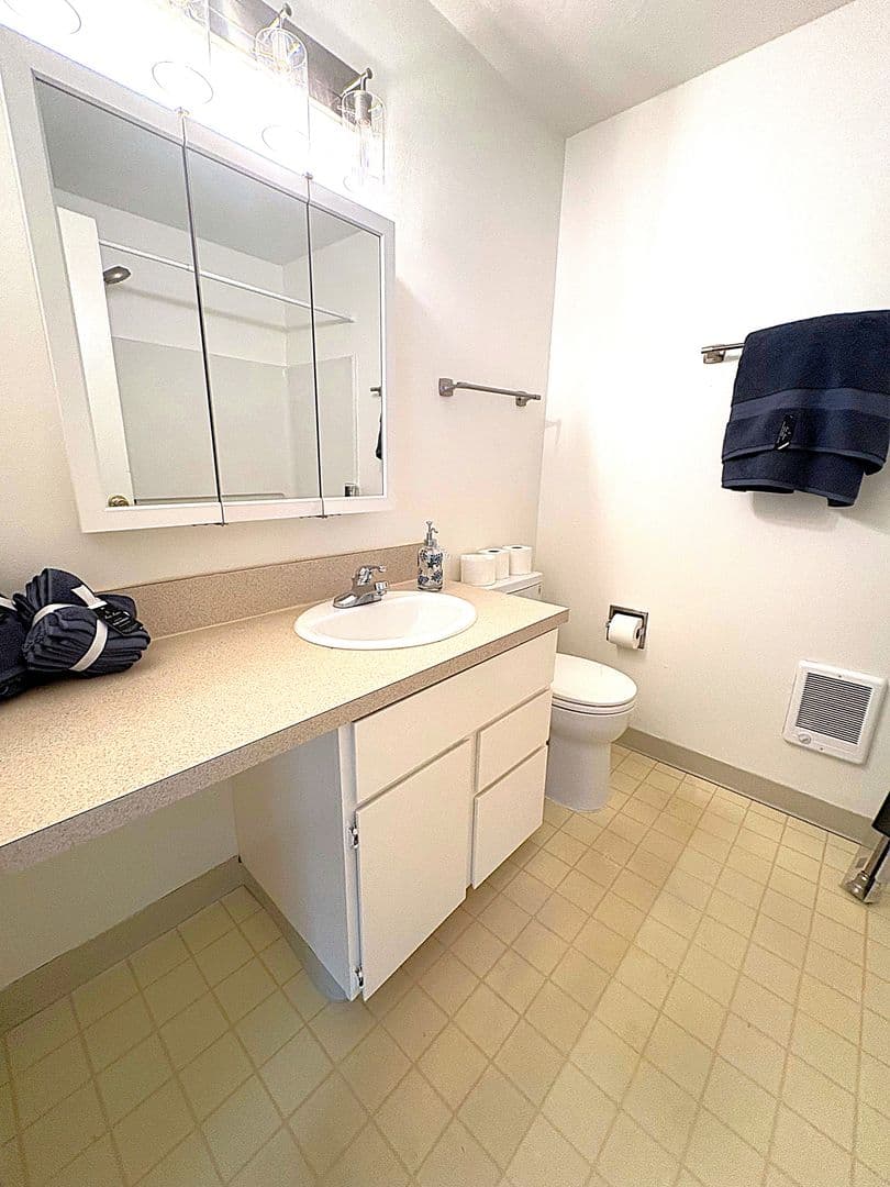 Portland Apartment: 5330 Southeast Lafayette St.