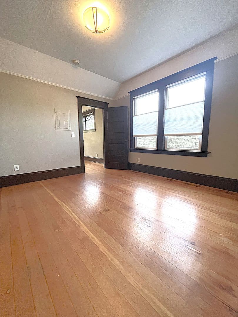 Portland Apartment: 4922-4930 N. Albina Ave.