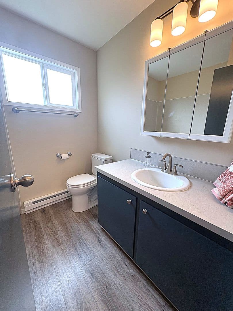 Portland Apartment: 5330 Southeast Lafayette St.
