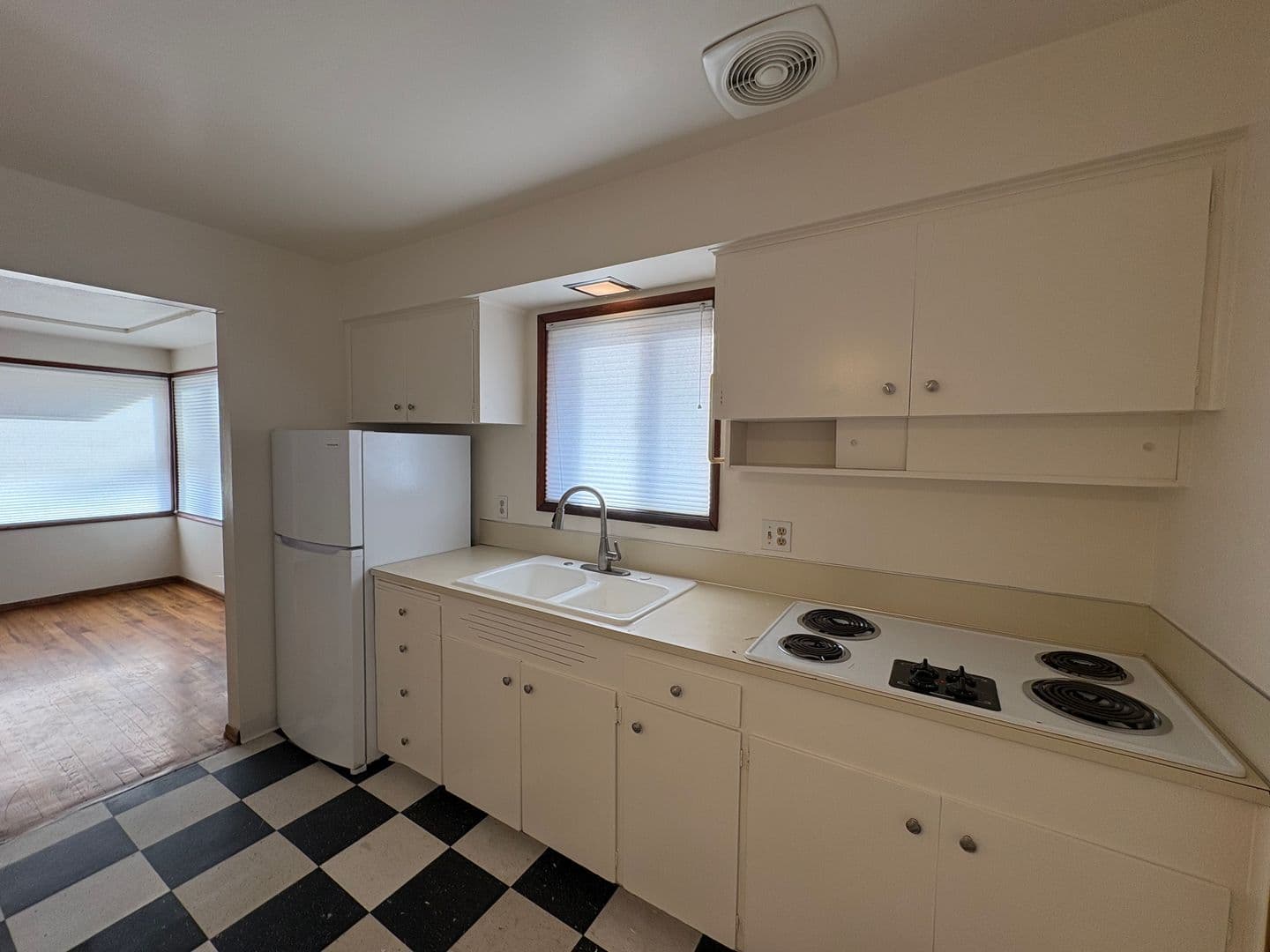 Portland Apartment: 5727-5731 NE Hassalo St. 1102 & 1107 NE 58th