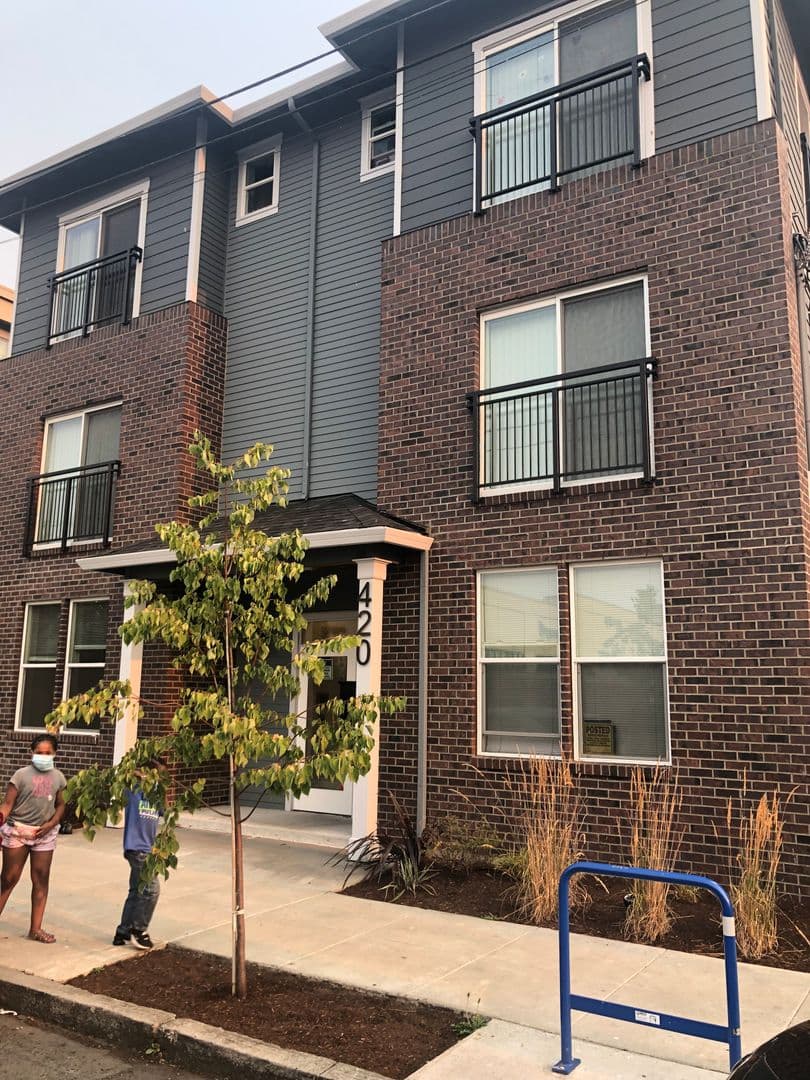 Portland Apartment: 420 NE Simpson St.