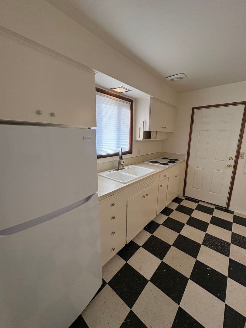 Portland Apartment: 5727-5731 NE Hassalo St. 1102 & 1107 NE 58th