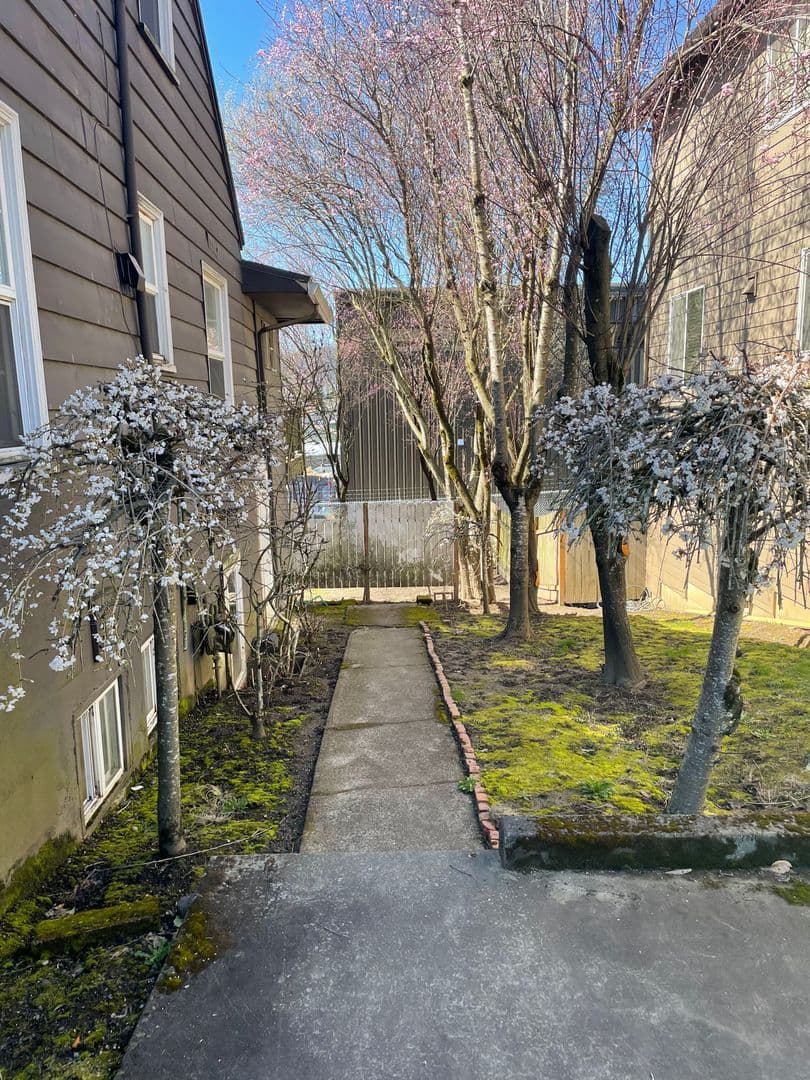 Portland Apartment: 4737 SE 28th Ave.