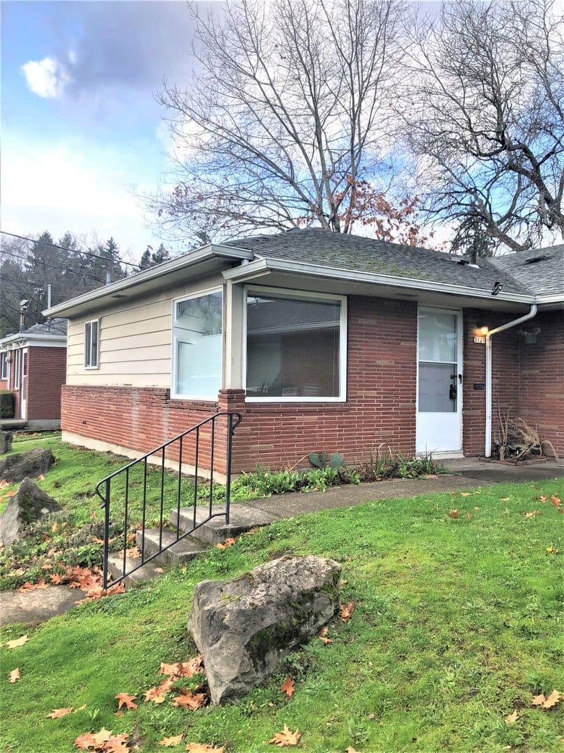 Portland Apartment: 5727-5731 NE Hassalo St. 1102 & 1107 NE 58th