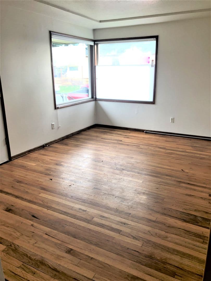 Portland Apartment: 5727-5731 NE Hassalo St. 1102 & 1107 NE 58th