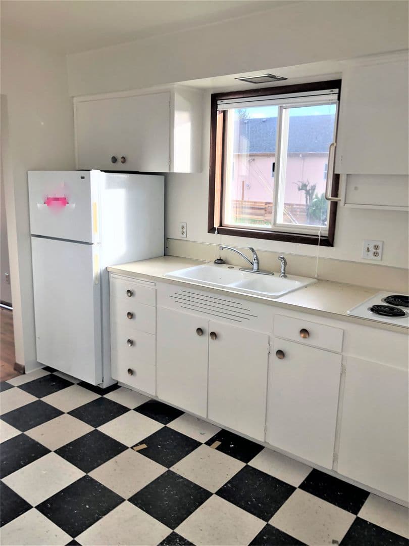 Portland Apartment: 5727-5731 NE Hassalo St. 1102 & 1107 NE 58th