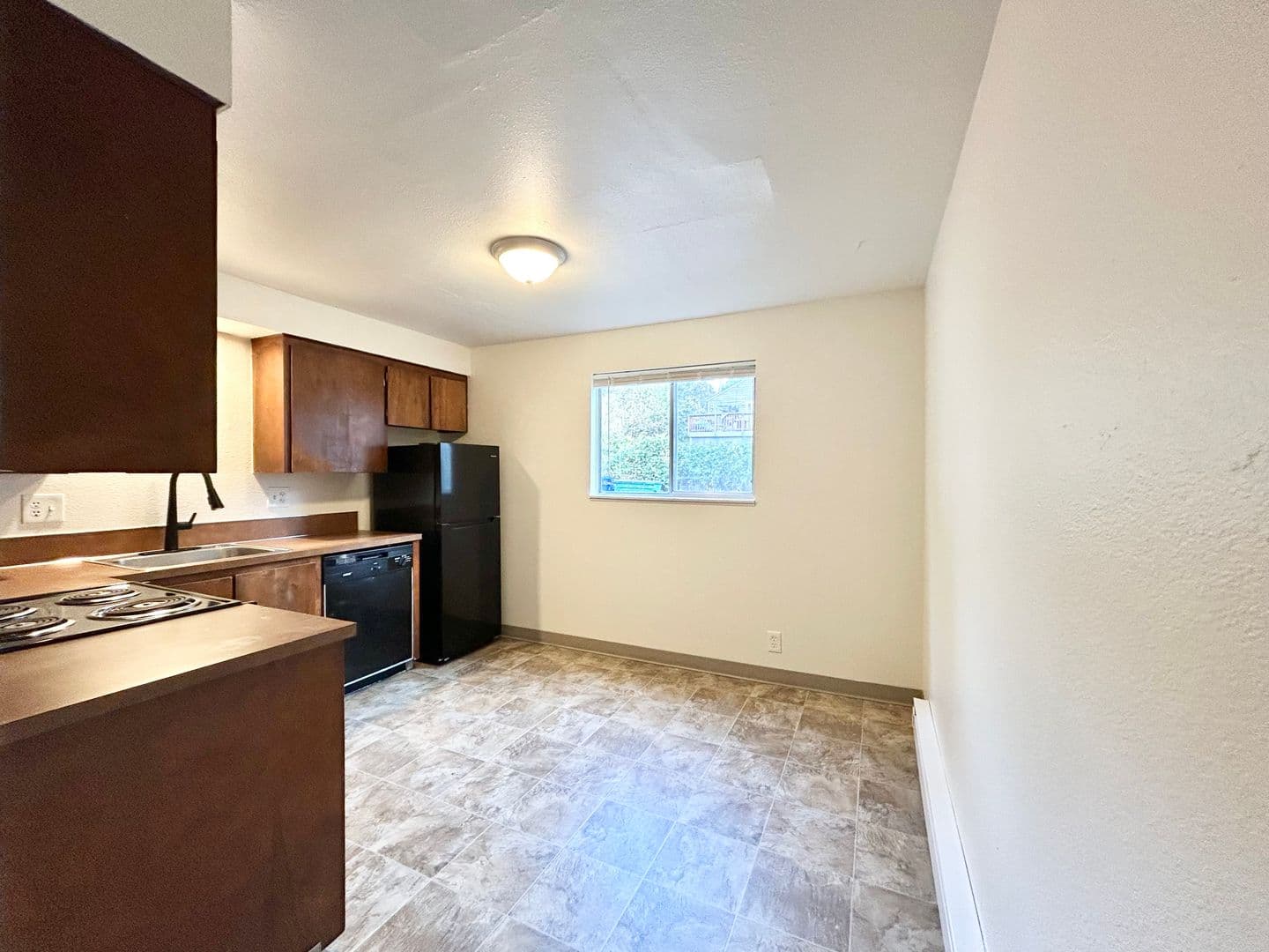 Portland Apartment: 8040 SW 19th Avenue