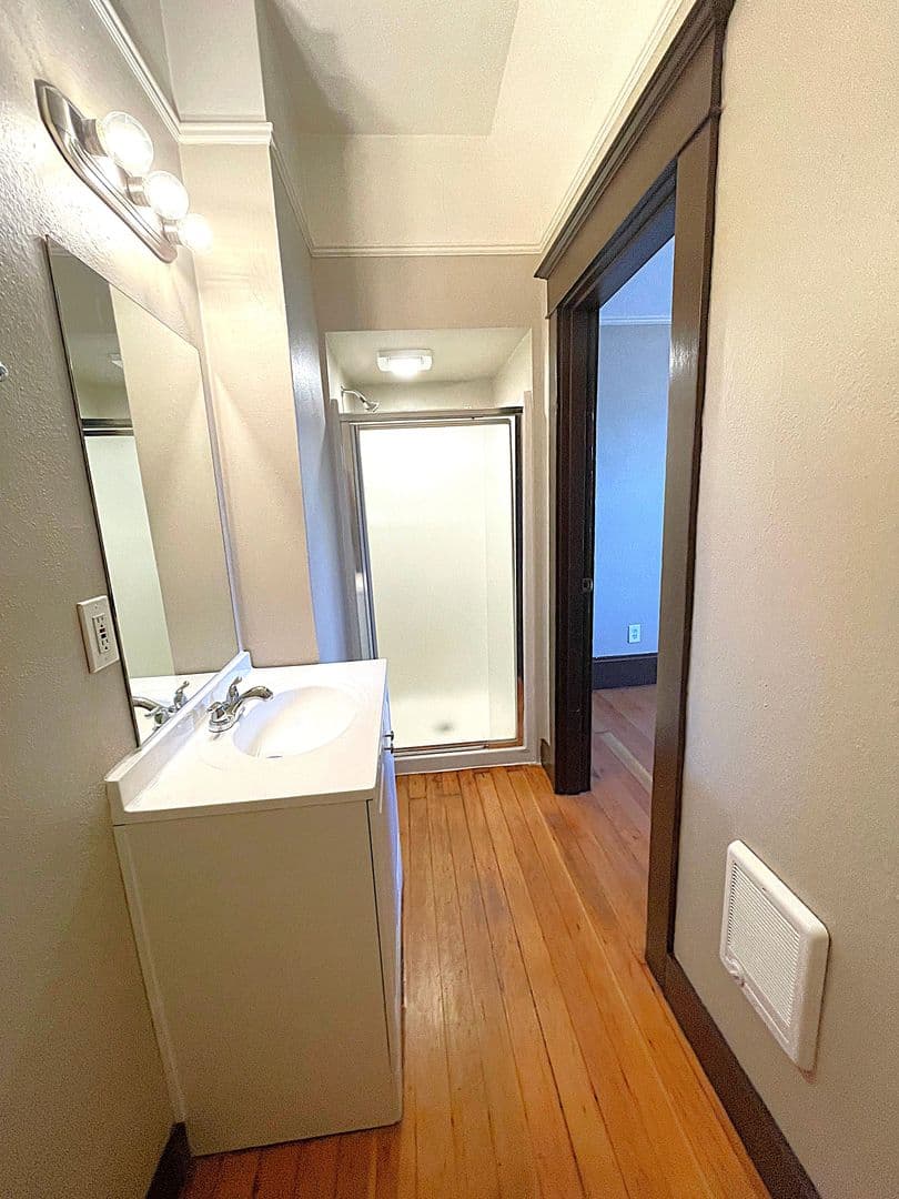 Portland Apartment: 4922-4930 N. Albina Ave.