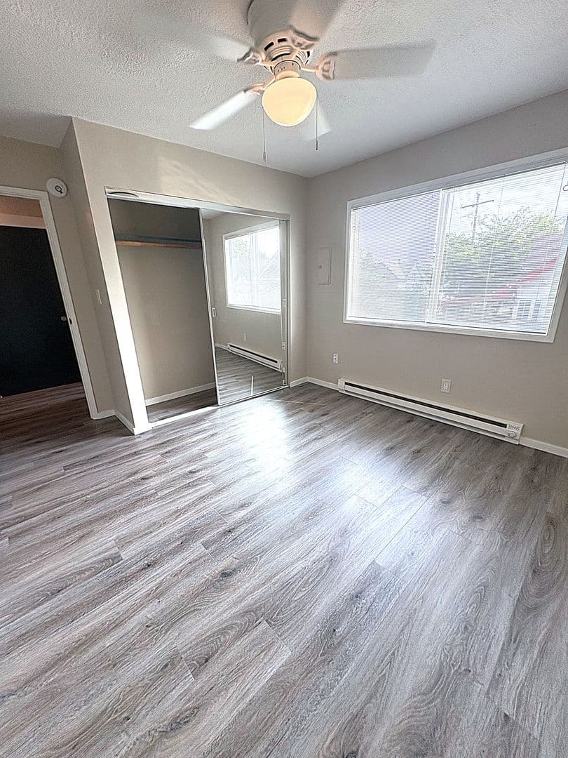 Portland Apartment: 5330 Southeast Lafayette St.