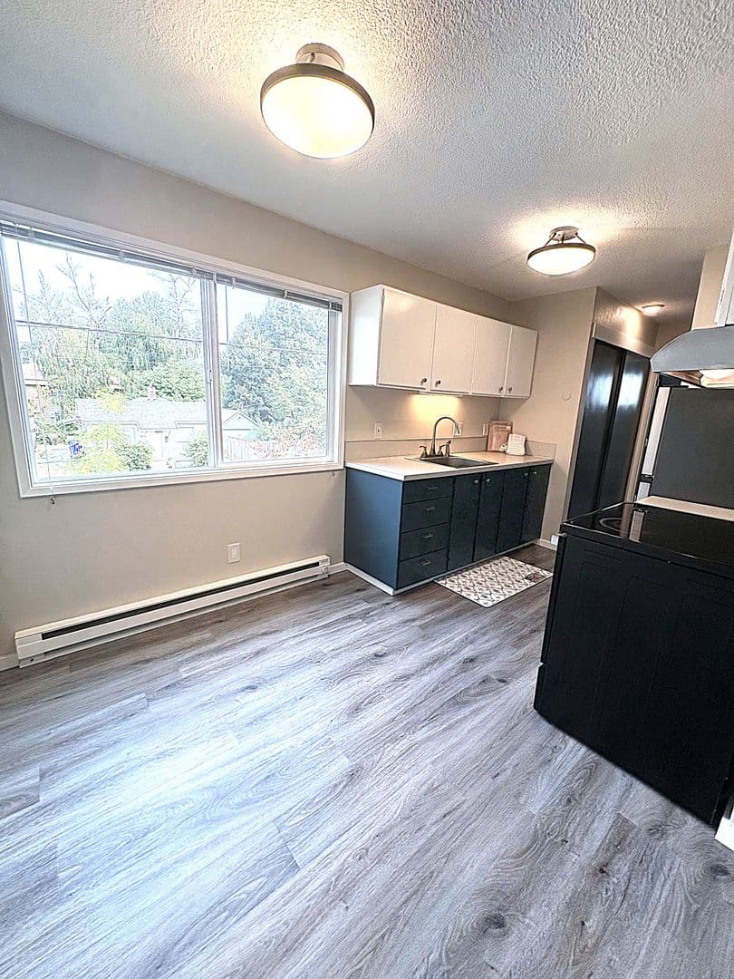 Portland Apartment: 5330 Southeast Lafayette St.
