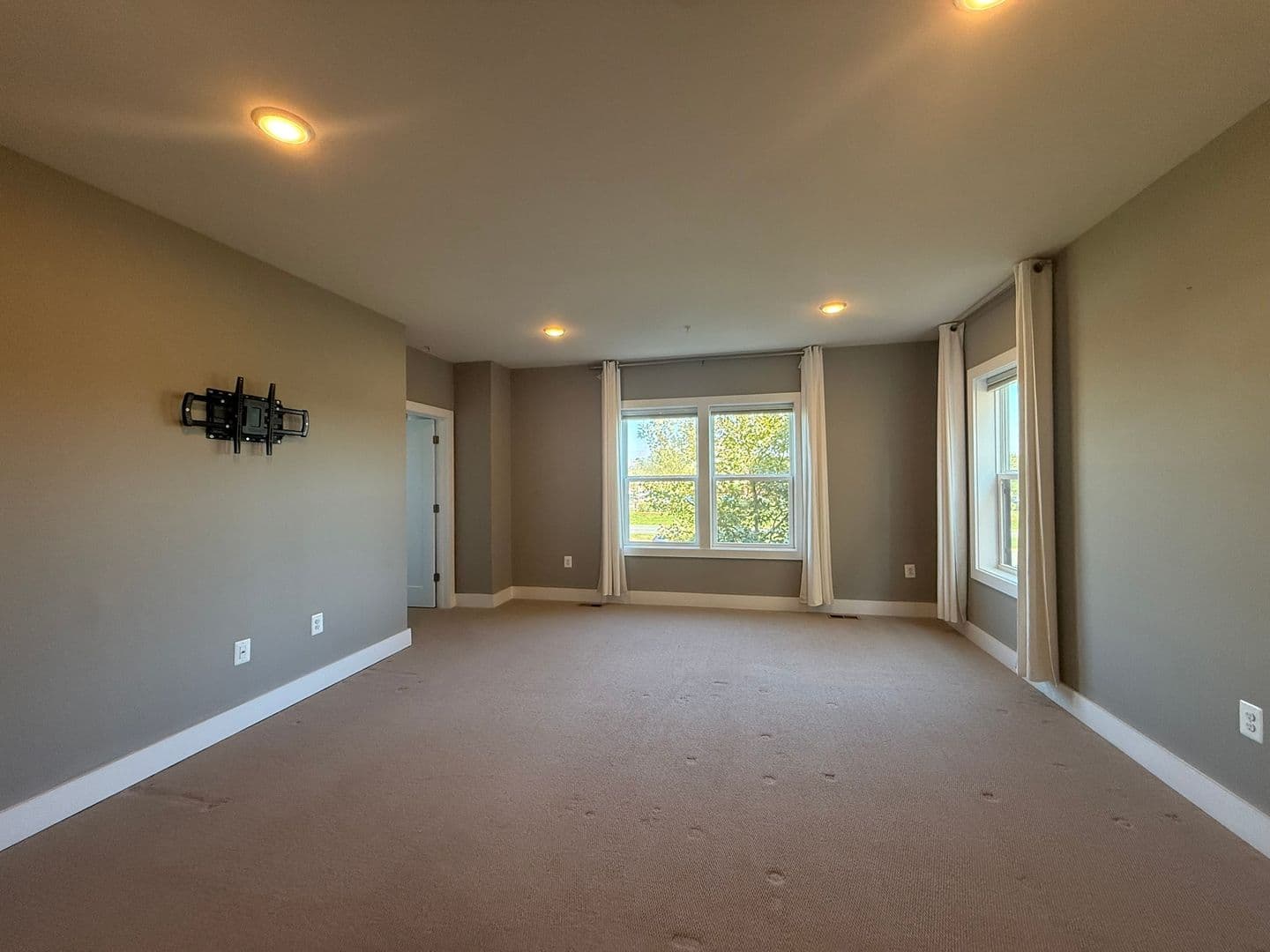Ashburn House: 44860 Tiverton Square