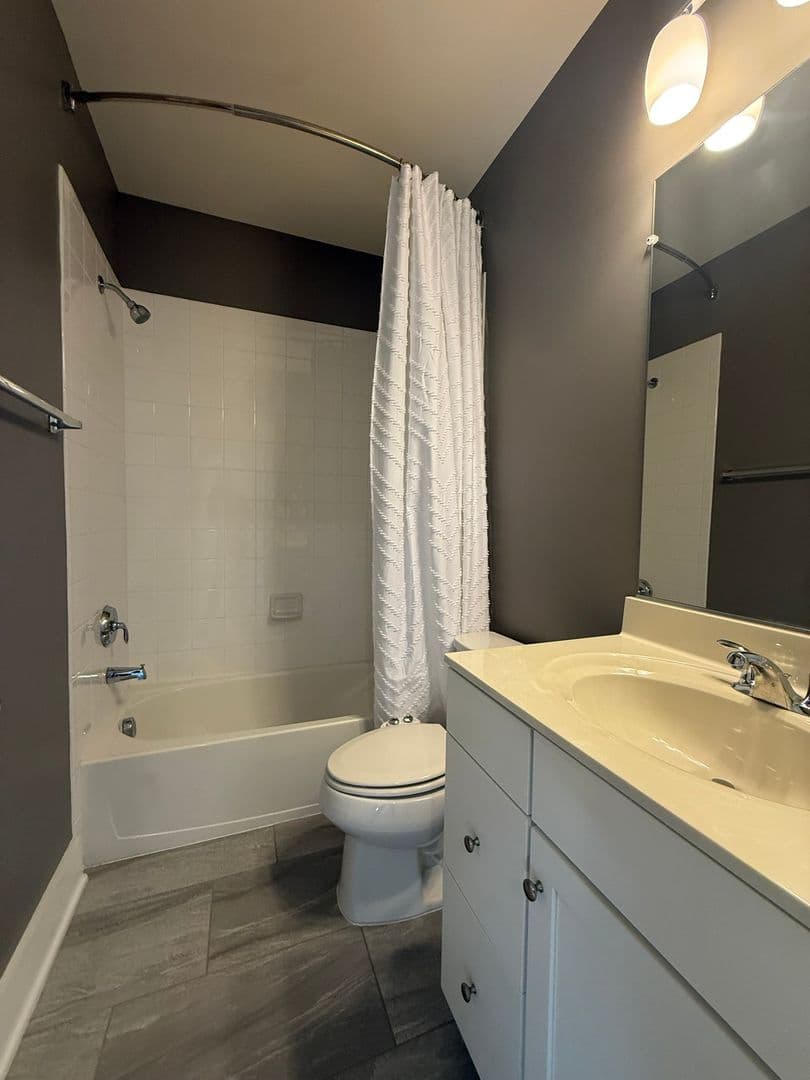 Ashburn House: 44860 Tiverton Square