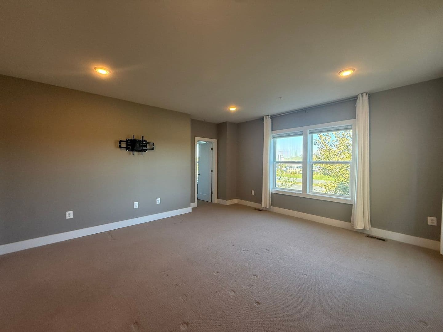 Ashburn House: 44860 Tiverton Square