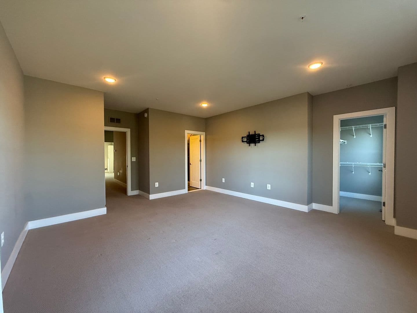 Ashburn House: 44860 Tiverton Square